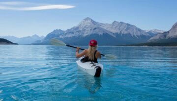 canoing-at-lake